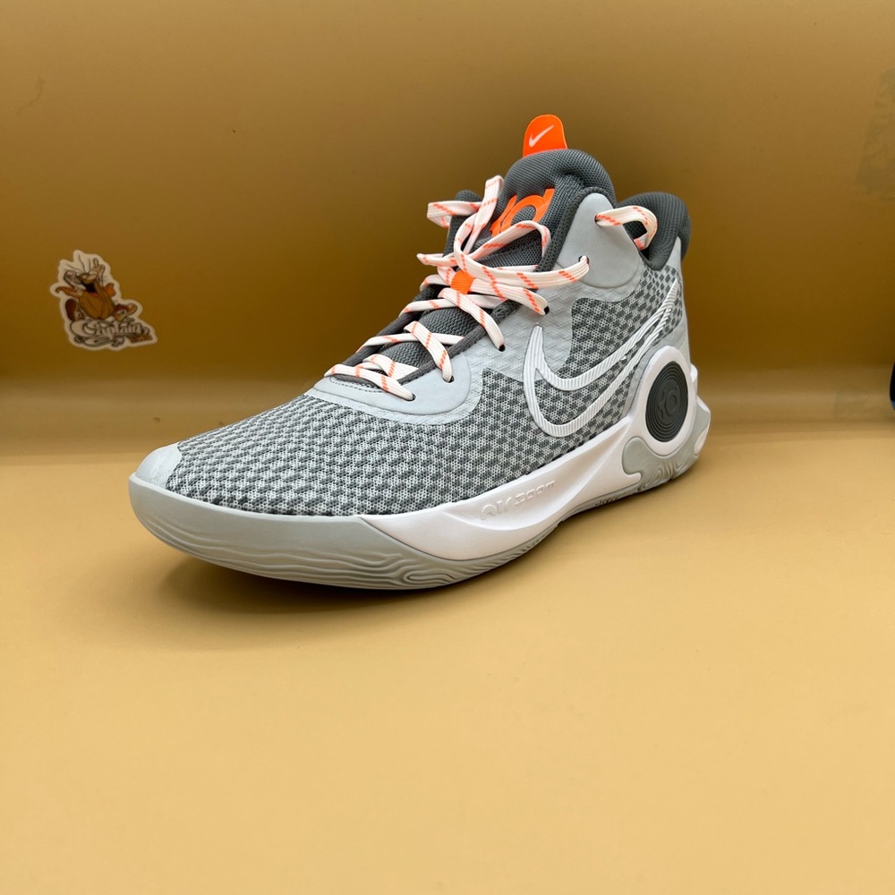 Selling kd brand new never worn